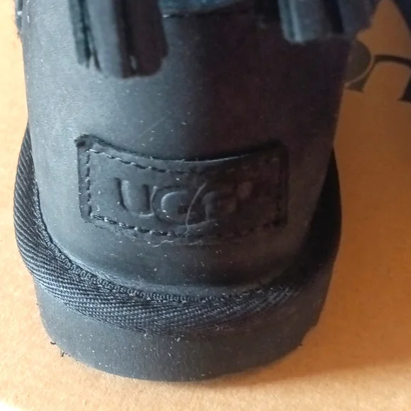Girls UGG Boots - Picture 1 of 4